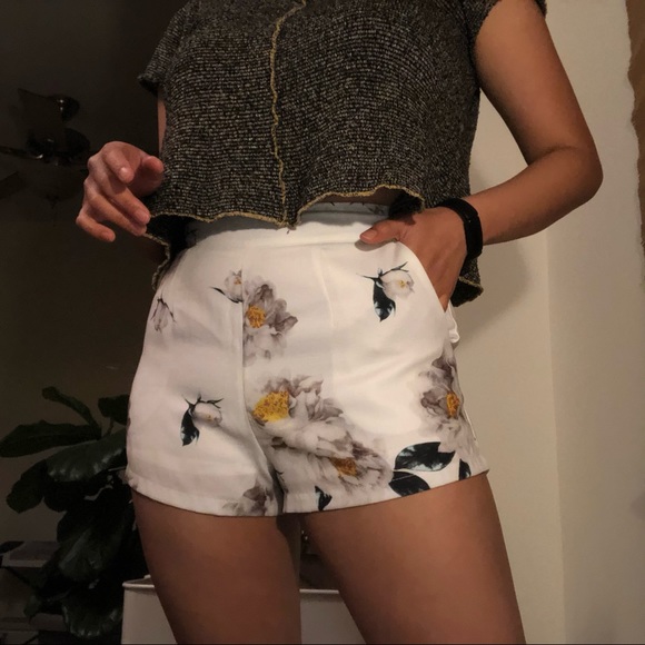 Floral High-Waisted Shorts - Picture 3 of 3